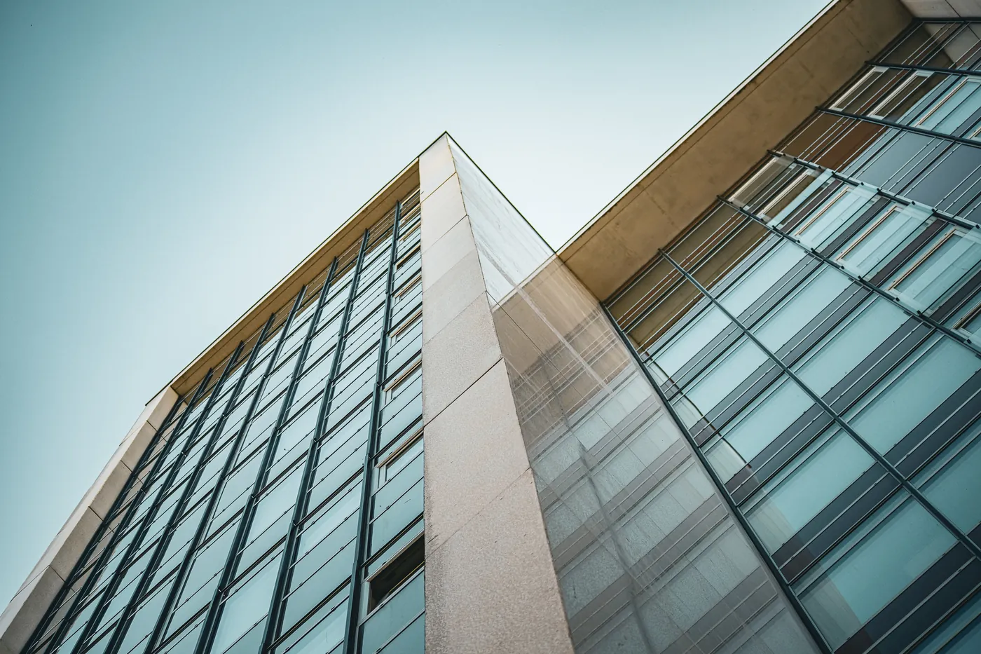 Fotografi af Mads Dyg: Moderne glasfacade set nedefra