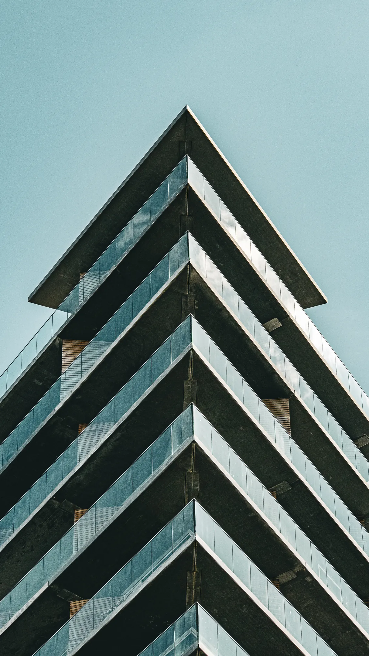Fotografi af Mads Dyg: Arkitektur med trekantede altaner