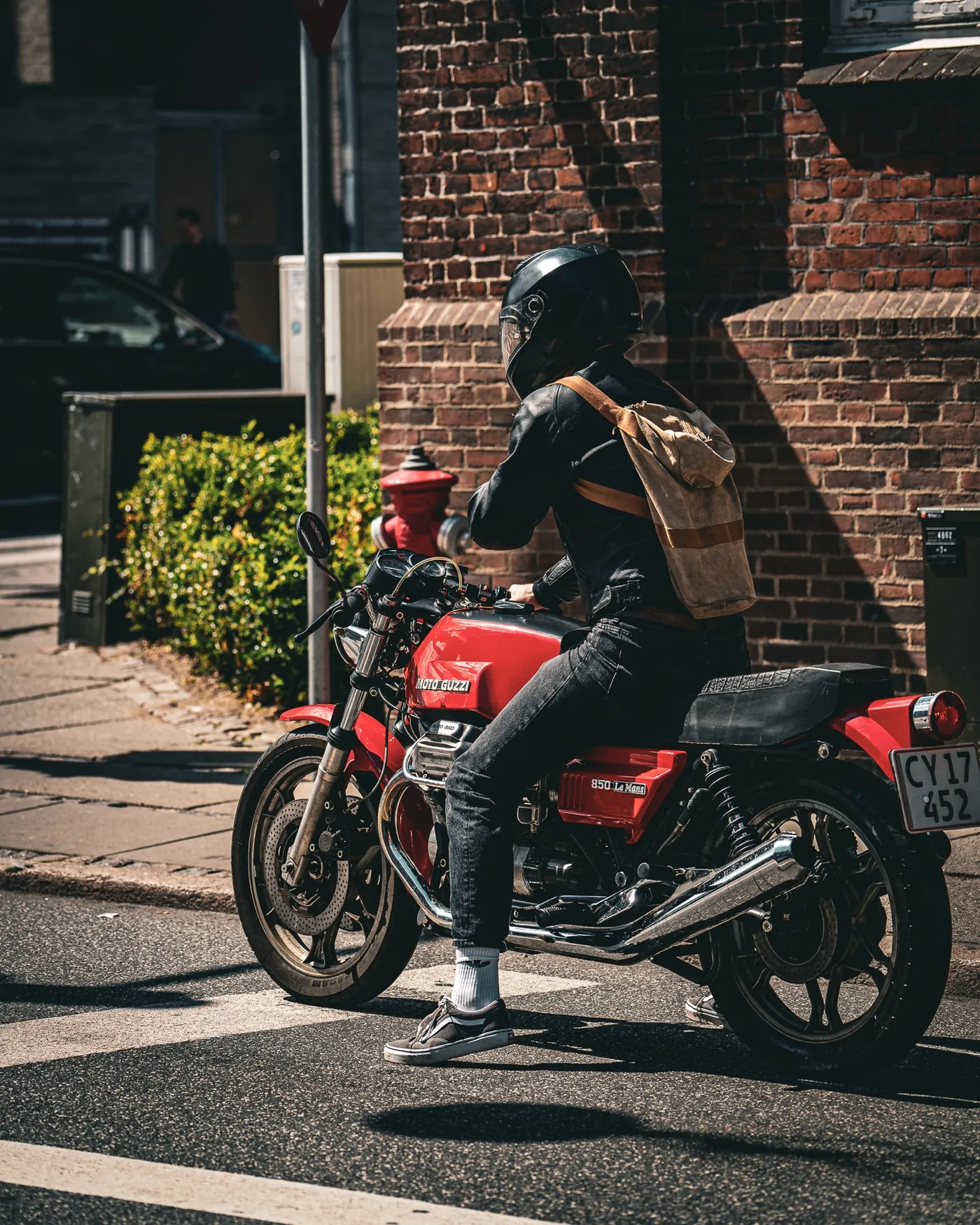 Fotografi af Mads Dyg: Motorcyklist på rød motorcykel