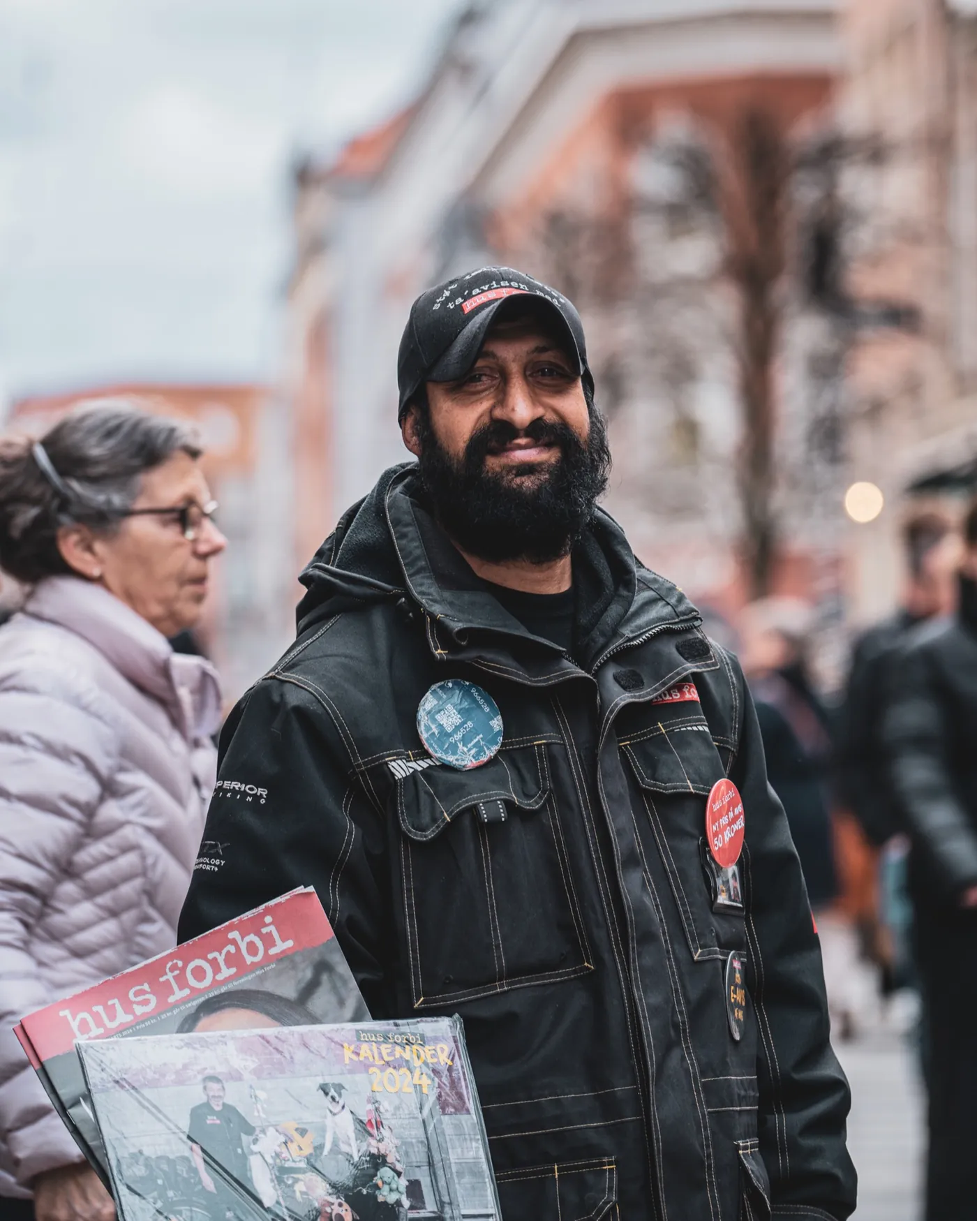 Fotografi af Mads Dyg: Smilende avissælger på gaden